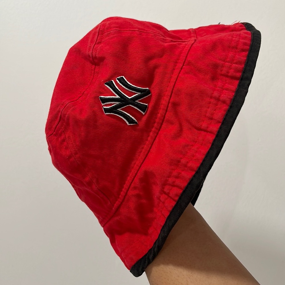 NY bucket hat Red and black in good shape